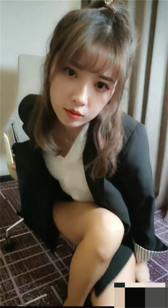 超美小女巫露娜土豪定制私拍流出OL装黑丝露毛字裤闪露阴唇